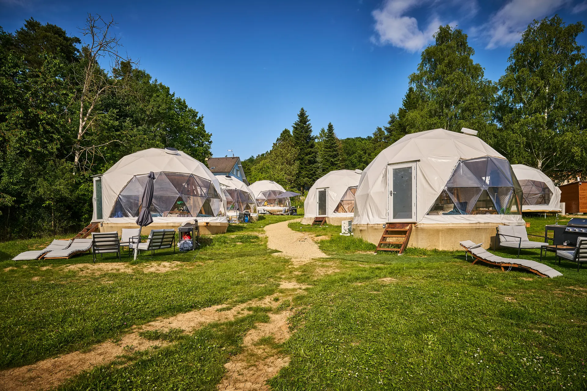 Kopule v kempu Glamping Slapy — reálná realizace