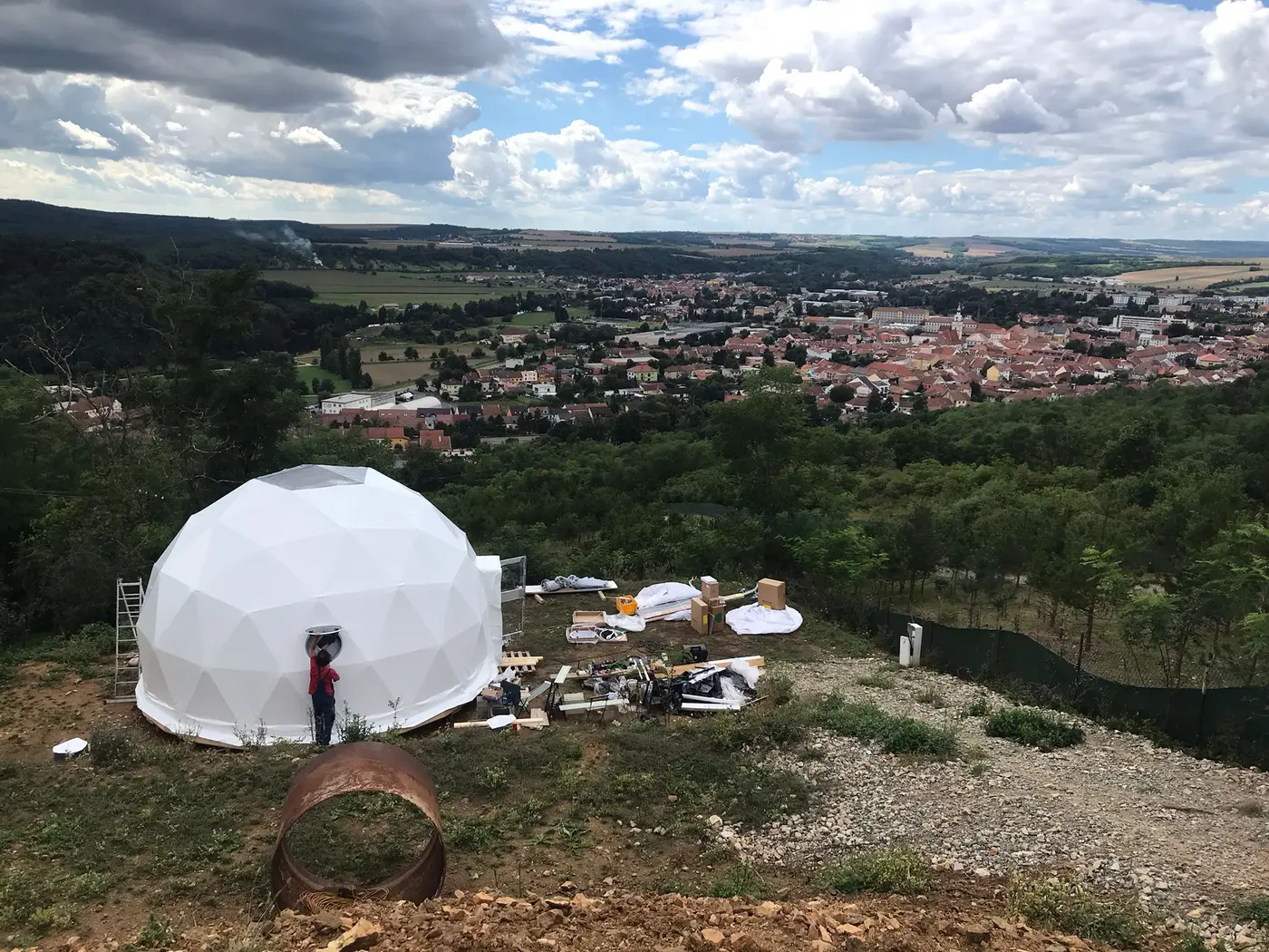 Montáž kopule na pozemku klienta s výhledem na město
