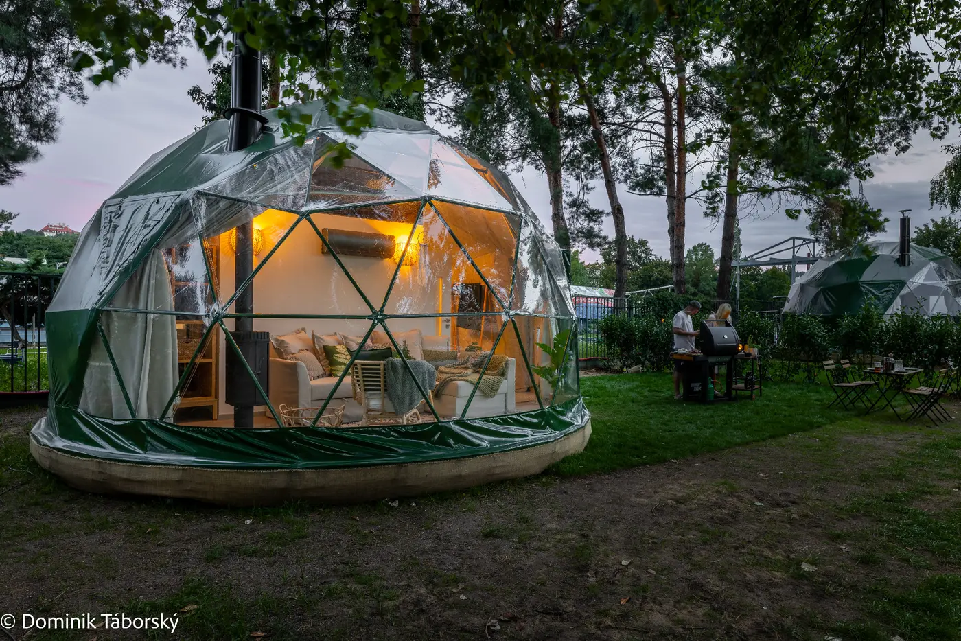 Osvětlená glampingová kopule za soumraku — reálná instalace
